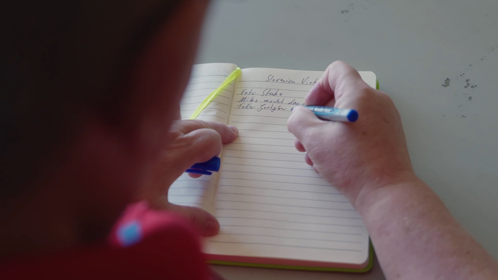 Notizbuch und Stift: ein Gedanke wird aufgeschrieben