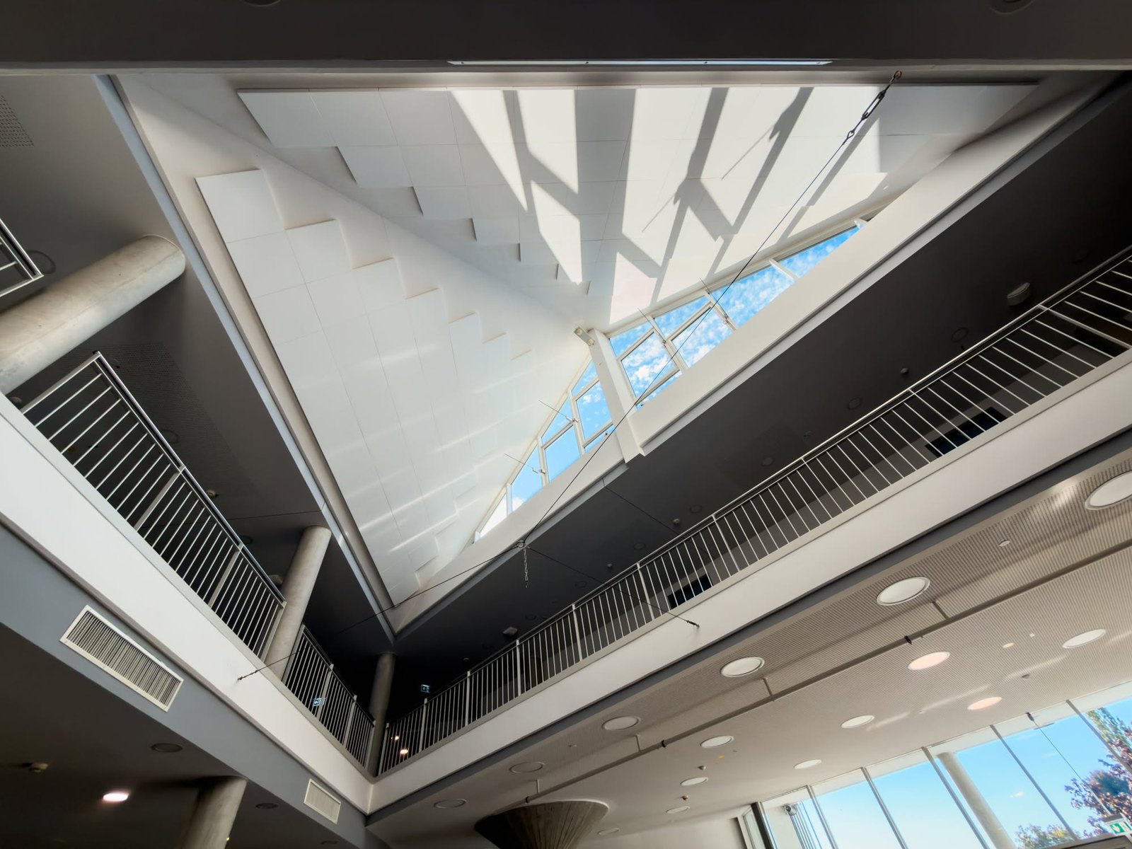Blick nach oben in der Aula der Justus-von-Liebig-Schulen