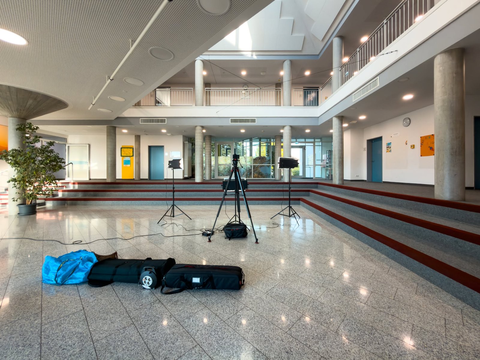 Die Aula als Fotostudio: Stativ, Blitzköpfe und die Treppe als Bühne