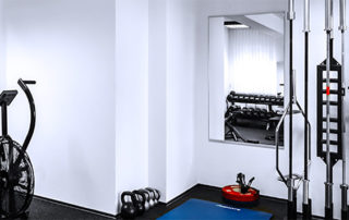 Trainingsraum mit Hantelstangen und Fitnessgeräten – Fotoshooting für die Website von Personal Coach Markus Hainz