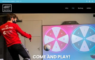 Website MultiBall Bad Aibling: Spieler schießt auf eine interaktive Torwand, „Come and play!“
