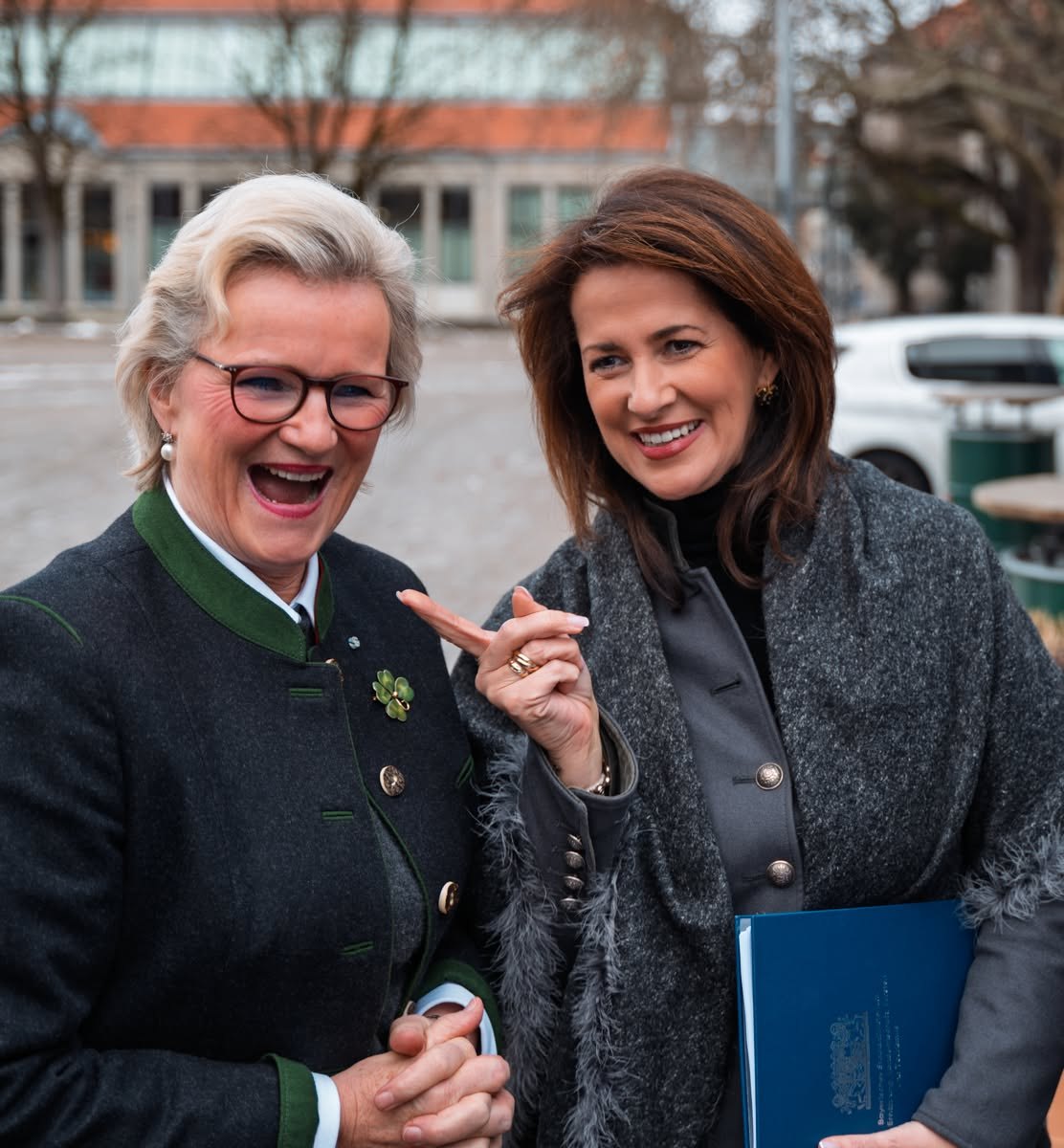 Angela Inselkammer und Michaela Kaniber lachend vor dem Veranstaltungsort
