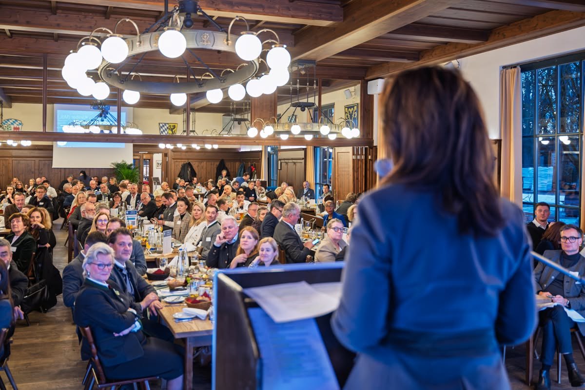 Blick über den voll besetzten Saal auf die Rednerin