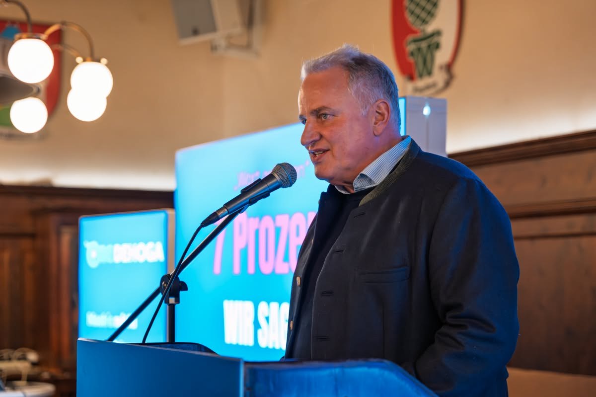 Bezirksvorsitzender Christian Bär am Rednerpult vor der Leinwand „7 Prozent“