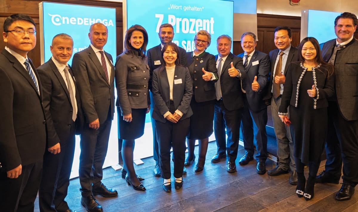 Gruppenbild mit Daumen hoch vor der DEHOGA-Rückwand