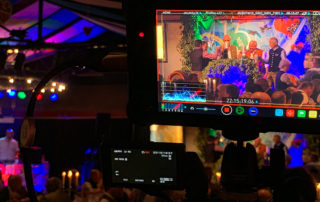 Kameramonitor mit Bühne und Gästen – Night-Wiesn-Anstich 2019 im Werksviertel Mitte