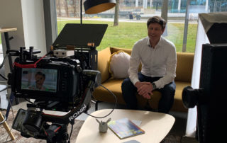 Kamera vor einem Mitarbeiter auf dem Sofa im Showroom – filmische Mitarbeiterporträts für office4you