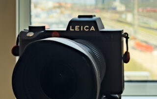 Leica-Kamera vor dem Fenster mit Gleisanlagen – Fotoshooting bei DB S-Bahn für office4you