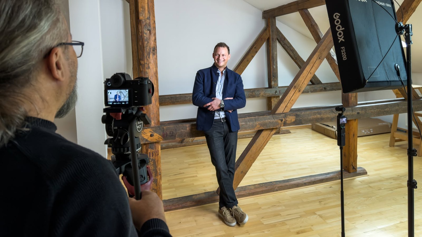 Interviewdreh im Dachgeschoss mit den alten Holzbalken