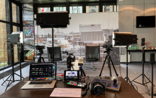 Studio-Set mit Kameras, Leuchten und Streaming-Technik vor großer Fensterfront – Drehtag 5 „Pfanni Persönlichkeiten“
