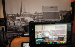 Monitor vor einer Fotowand mit dem alten Pfanni-Werk – weiterer Drehtag „Pfanni Persönlichkeiten“