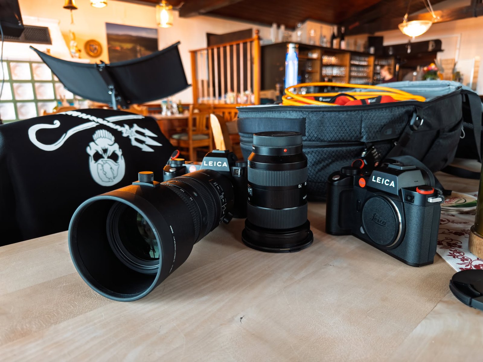 Die Leica-Ausrüstung auf dem Tisch in der Gaststube