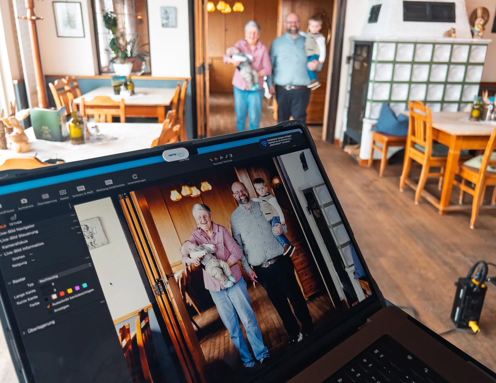 Tethered Shooting: Das Familienportrait auf dem Laptop, dahinter das Set