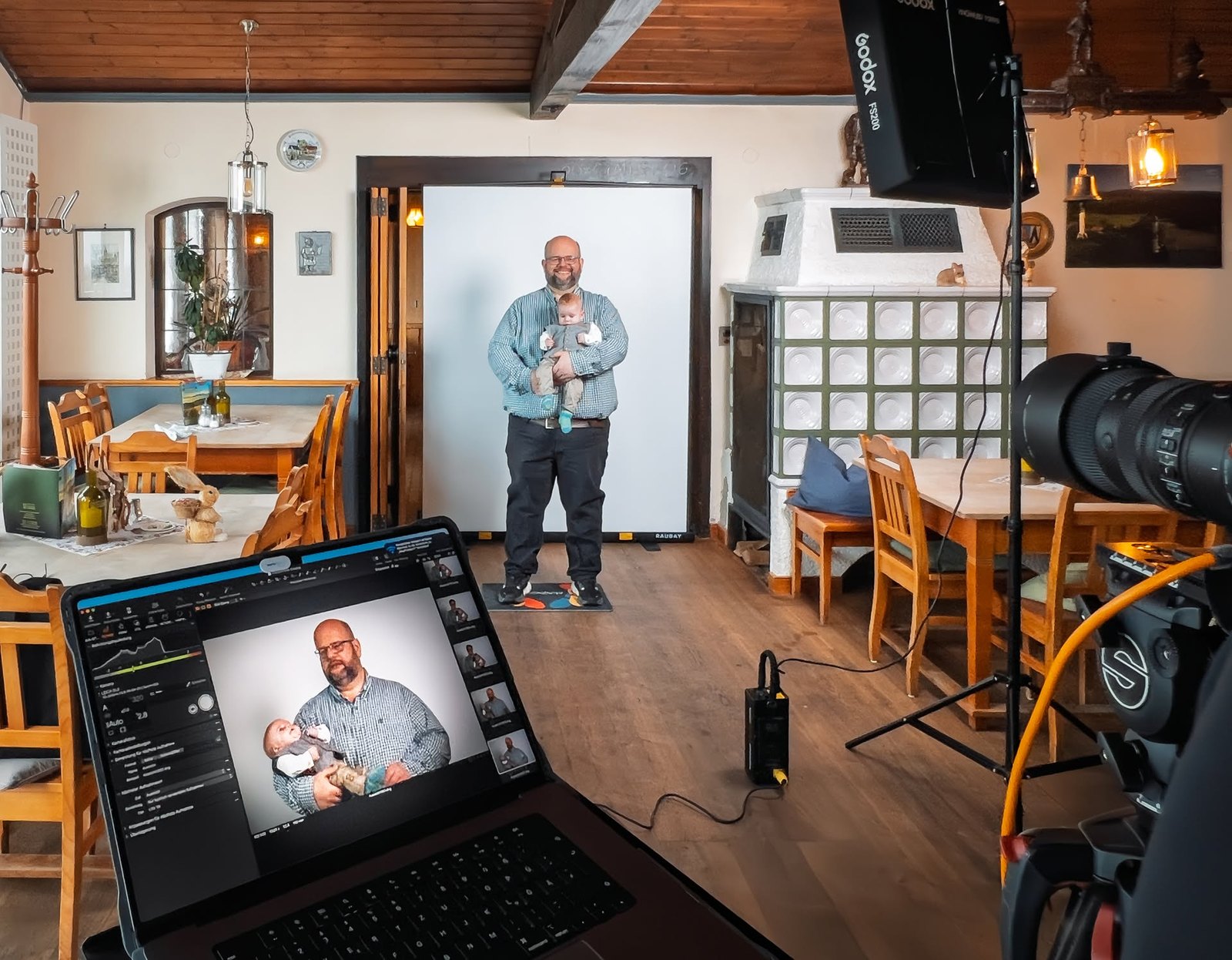 Einzelportrait vor dem mobilen Hintergrund in der Gaststube