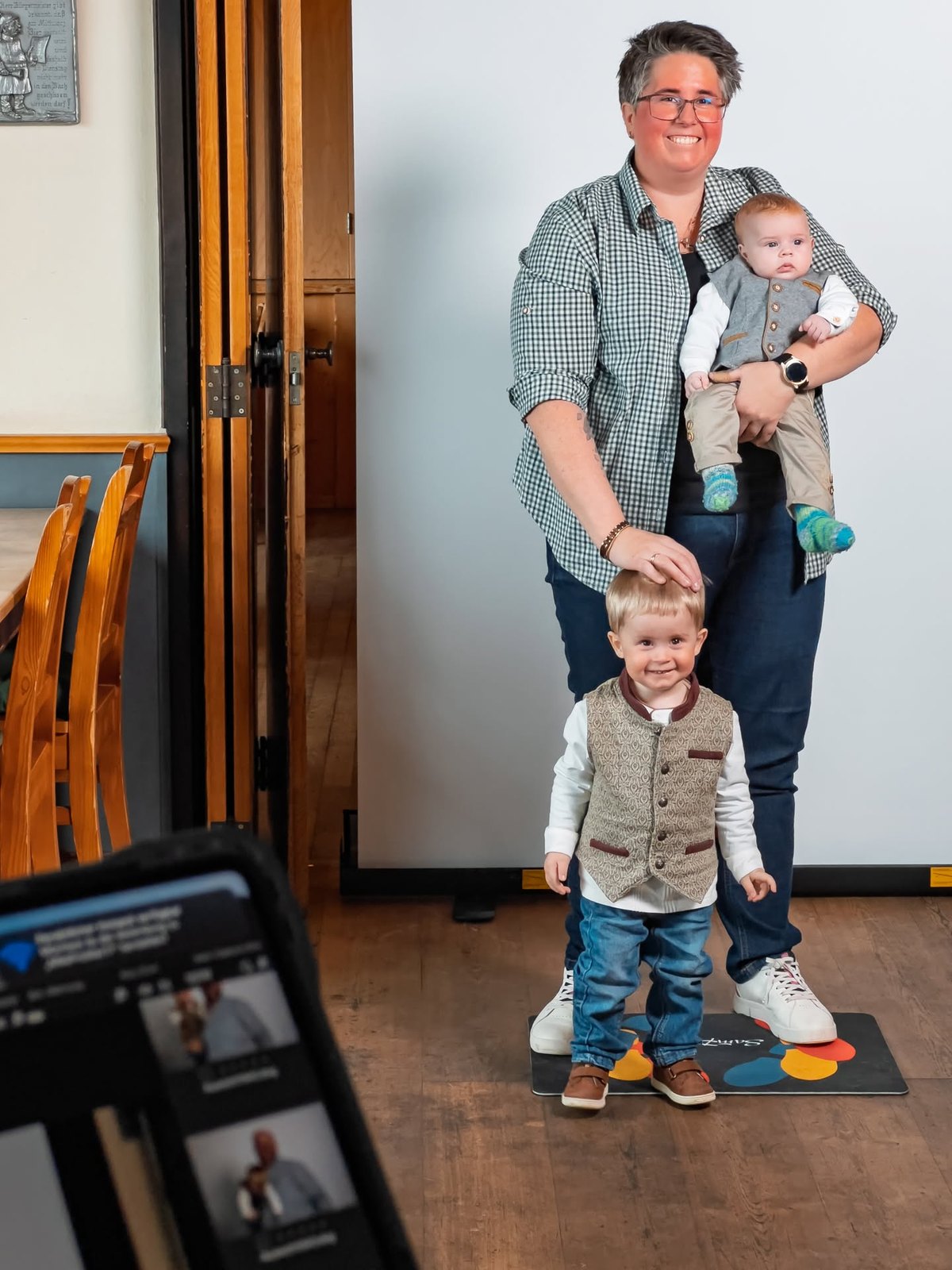 Familienportrait mit den Kindern vor dem weißen Hintergrund