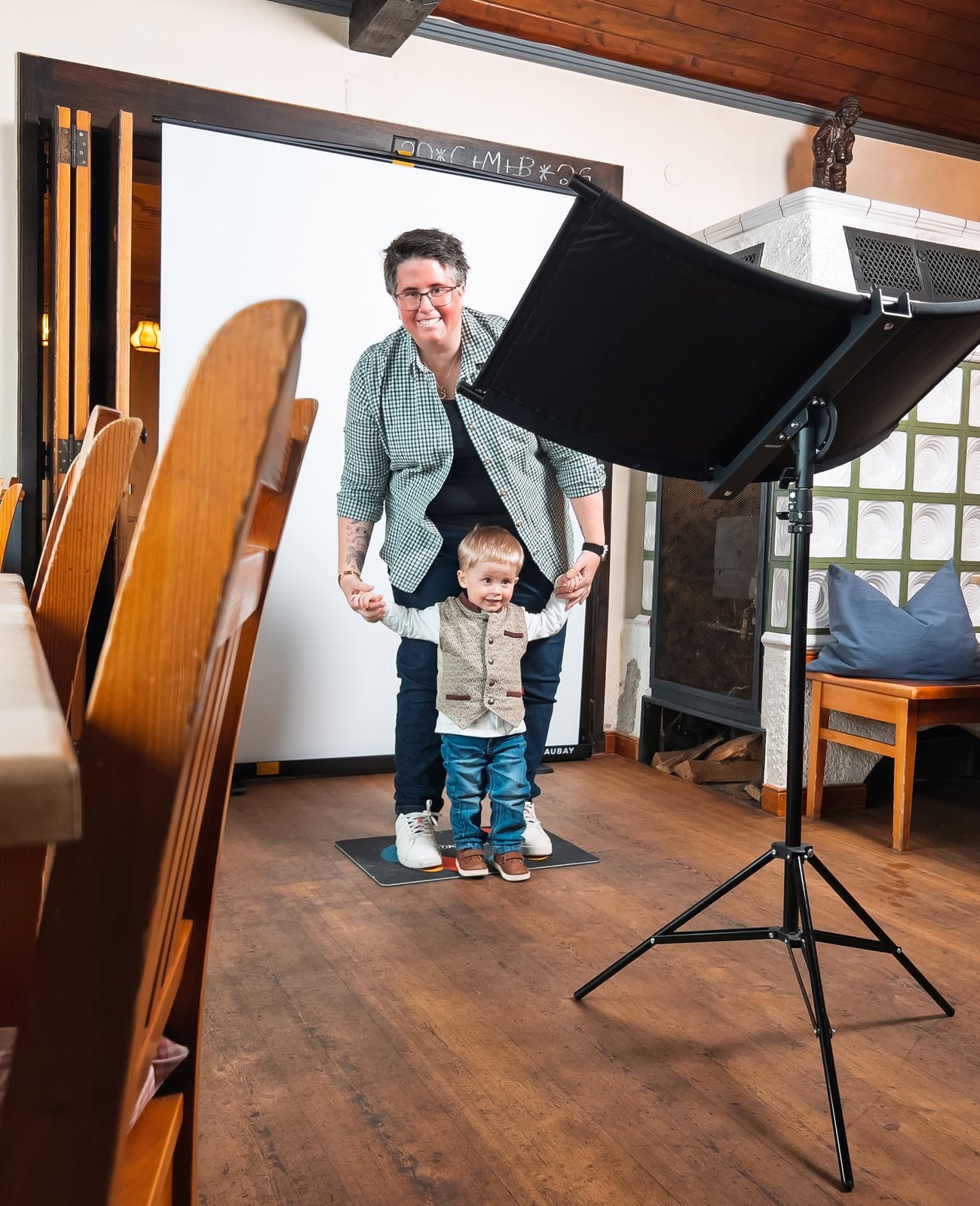 Die Softbox über dem Set, Mutter und Kind vor dem Hintergrund