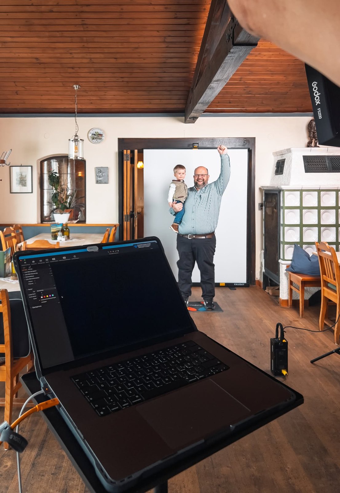 Blick durch die Gaststube auf das Set mit dem Laptop im Vordergrund