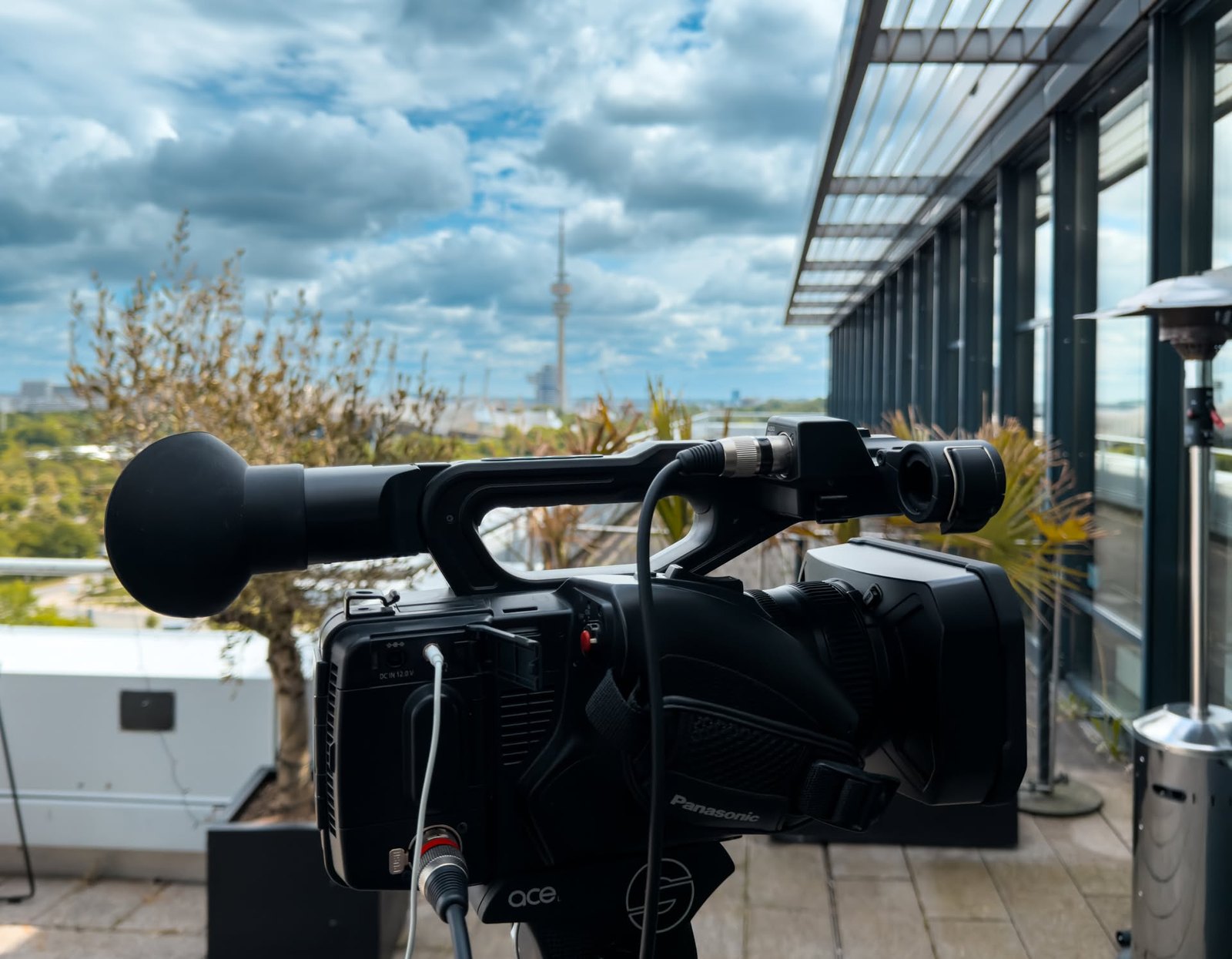 Die Videokamera auf der Dachterrasse mit Blick über München