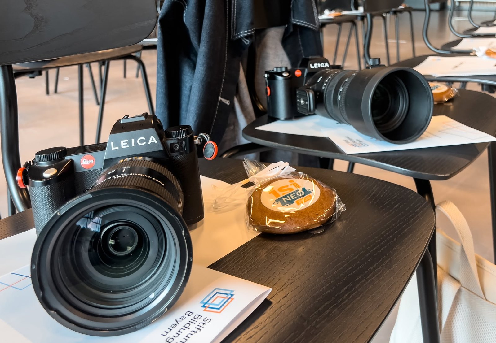 Die beiden Leica-Kameras mit den Objektiven auf dem Tisch