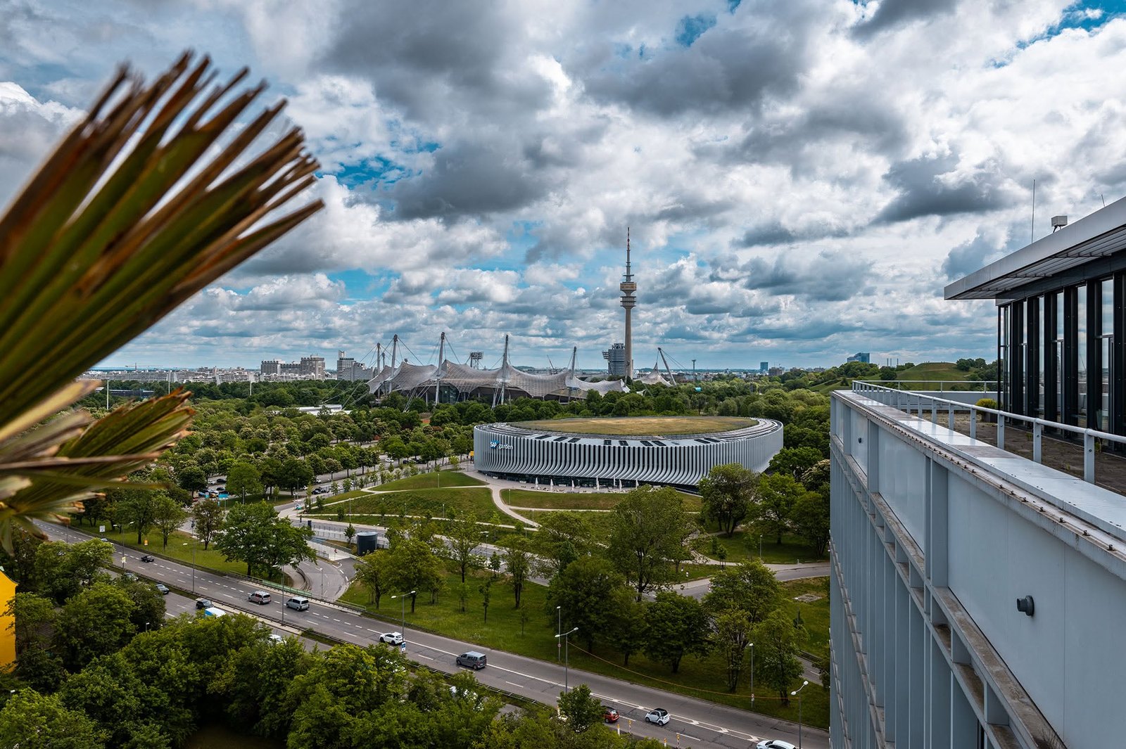 Blick von der Dachterrasse über den Olympiapark