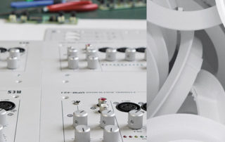 Bedienfeld eines RCS-Geräts „Made in Germany“ und weiße Kabel – App-Produktion für RCS Audio-Systems