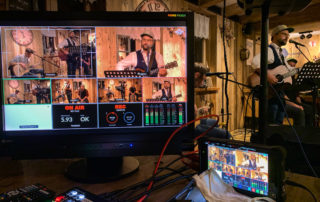 Regiemonitor mit Mehrfachansicht und „On Air“, dahinter die Band ROKY – „5 vor 12 – Live aus der Wiesmui“, Teil 2