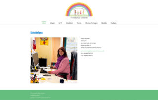Startseite der Website der Grundschule Schönau mit Regenbogen-Logo und Foto der Schulleitung