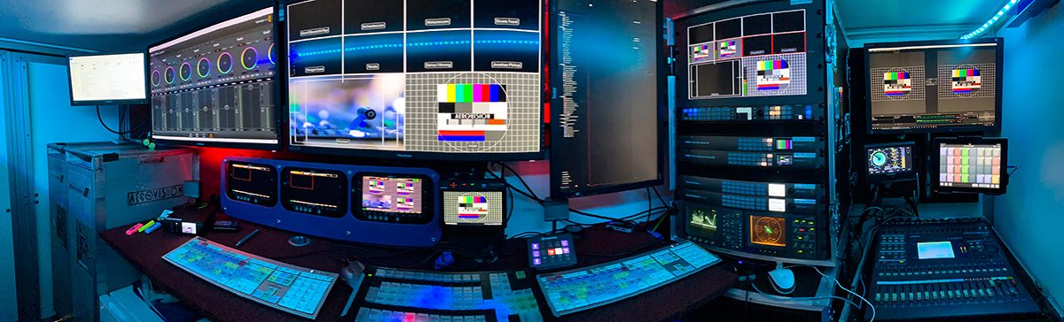 Regieraum des Partners Aerovision Broadcast mit Monitorwand und Bildmischer für bis zu 40 Kamerasignale