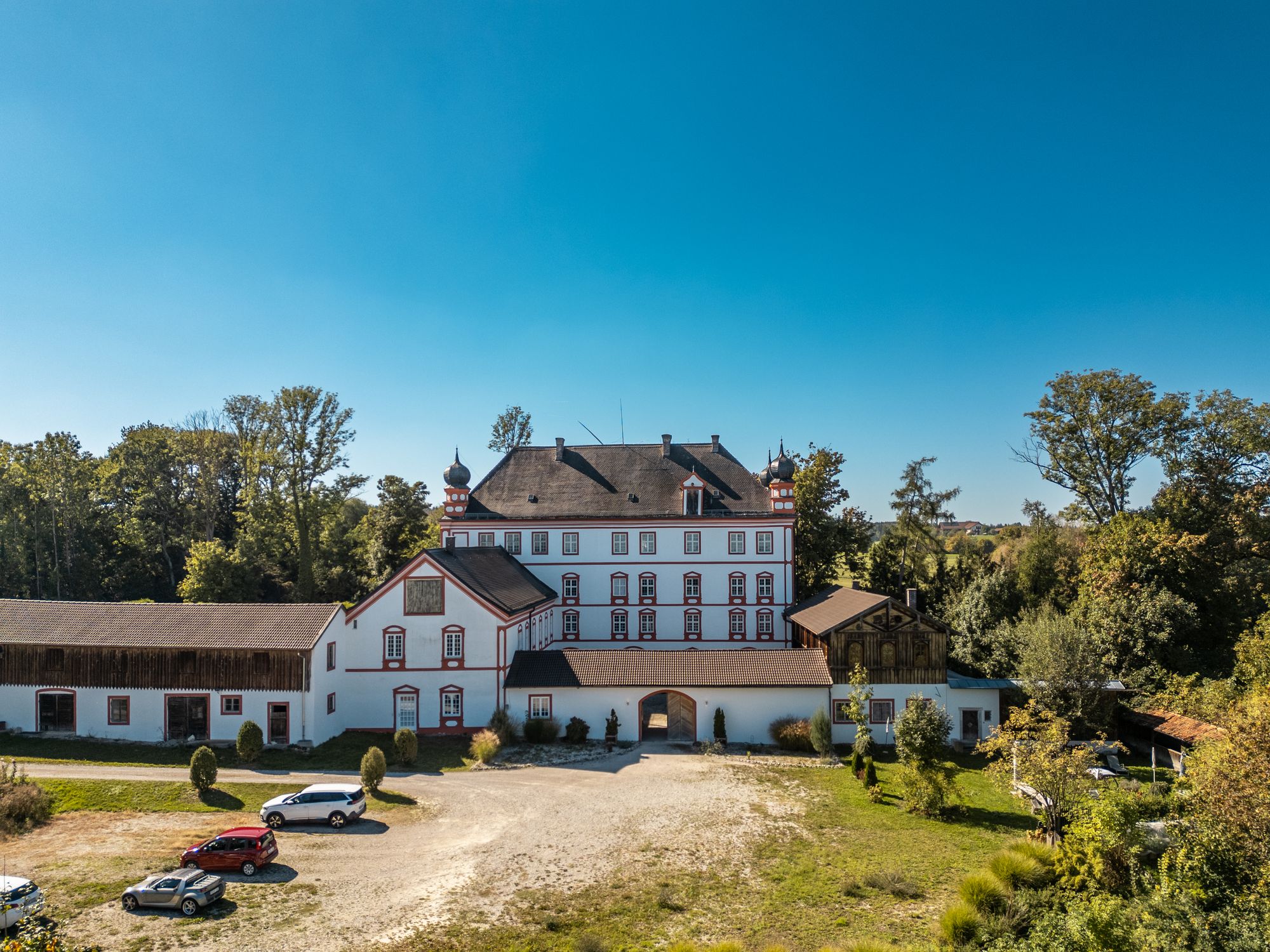 Zufahrt und Parkplatz vor Schloss Höhenrain, dem Sitz von SamPlay