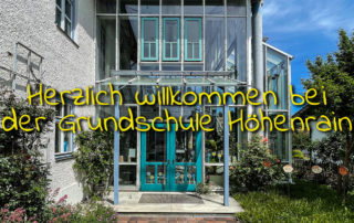 Eingang der Grundschule Höhenrain mit „Herzlich willkommen“ – virtuelle Schulführung in 360-Grad-Panoramen