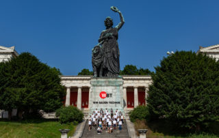 Mitarbeitende der WBT GmbH vor der Bavaria an der Theresienwiese München – Fotoshooting
