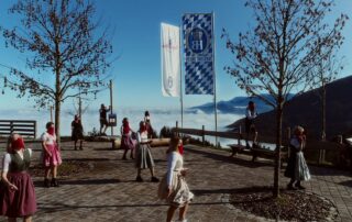 Jerusalema Challenge auf der Tregler Alm: Tänzerinnen in Dirndl vor dem Nebelmeer