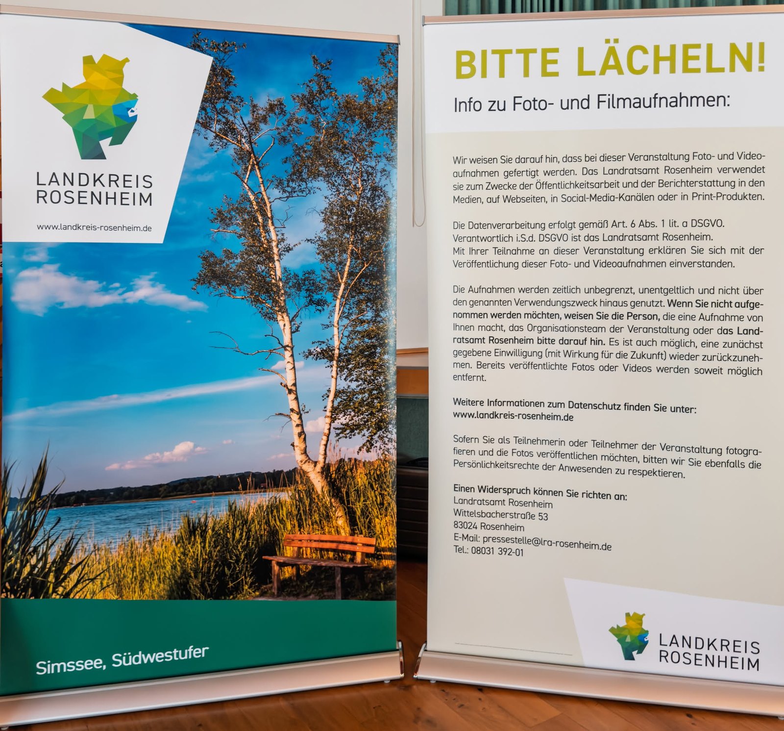 Hinweistafel „Bitte lächeln“ des Landkreises Rosenheim zu den Foto- und Filmaufnahmen