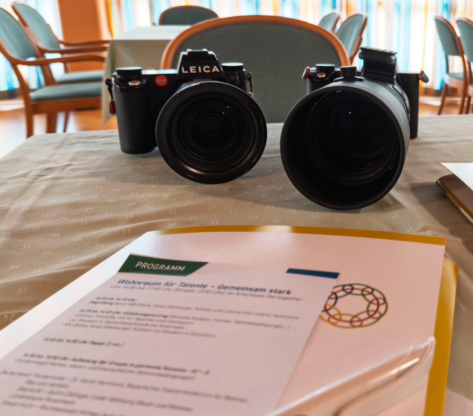 Zwei Leica-Kameras neben dem Programm der Veranstaltung