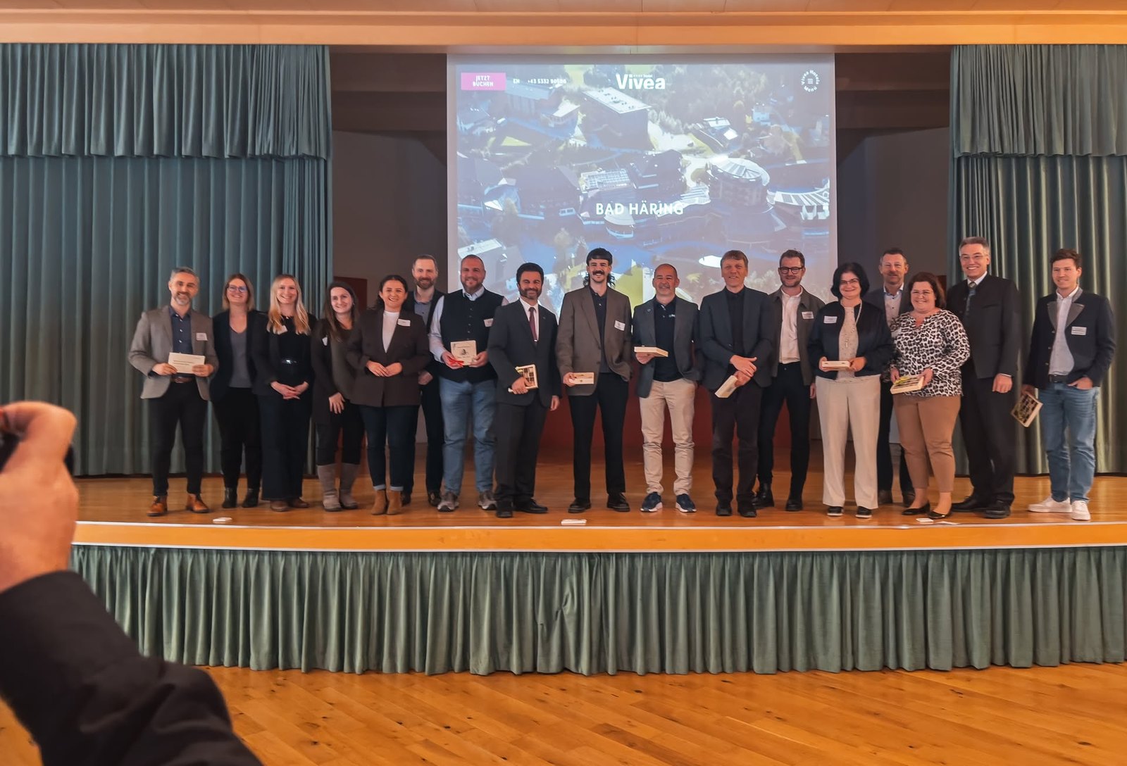 Gruppenbild aller Referentinnen und Referenten auf der Bühne