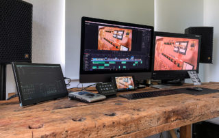 Neuer Schnittplatz mit Holzwerkbank, Monitoren und Lautsprechern im SamPlay-Studio