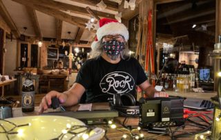 Michael J. Müller mit Weihnachtsmütze und Maske am Mischpult – Christmas-Stream „5 vor 12 – Live aus der Wiesmui“