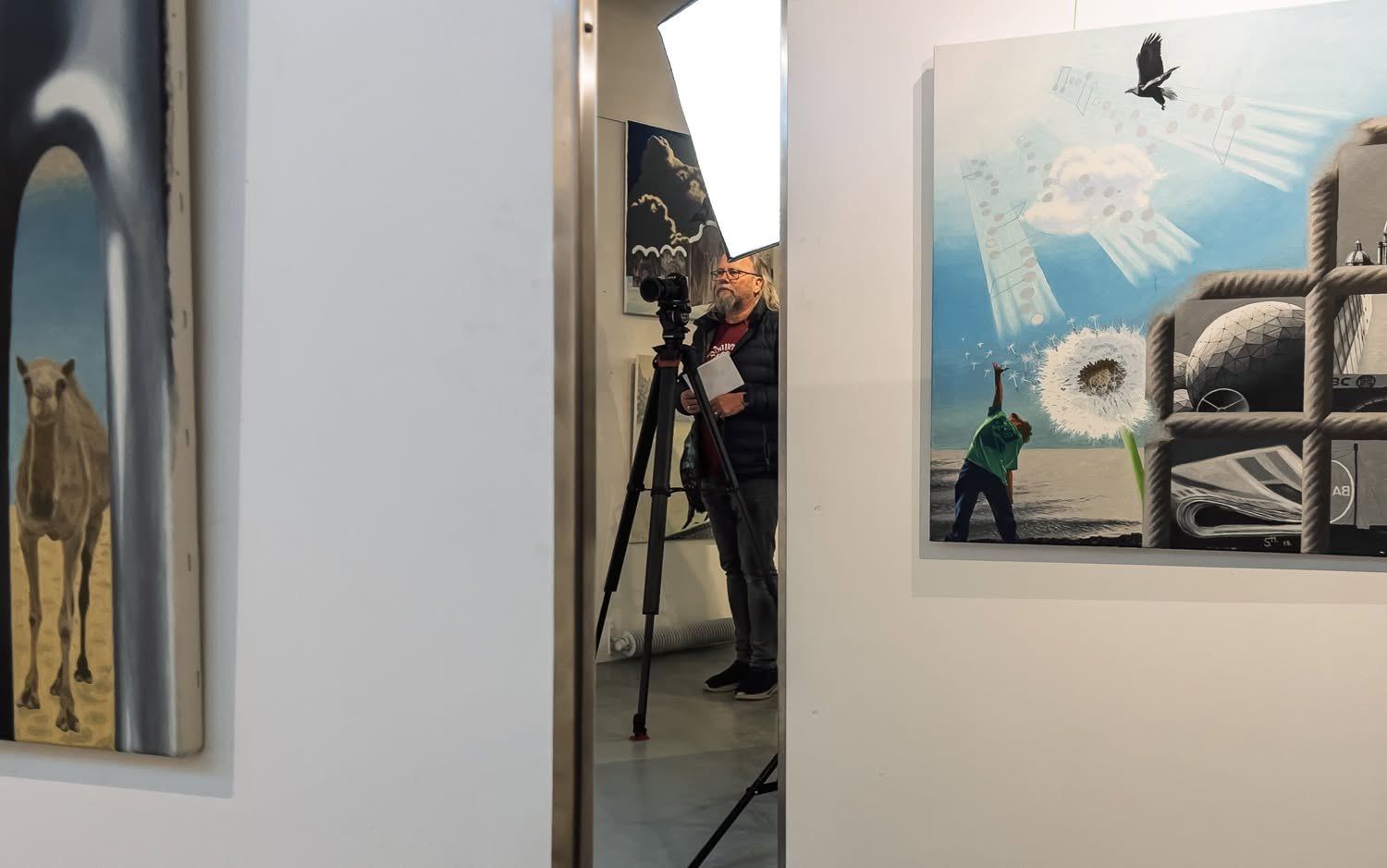 Kamera und Leuchte zwischen den Gemälden der Ausstellung