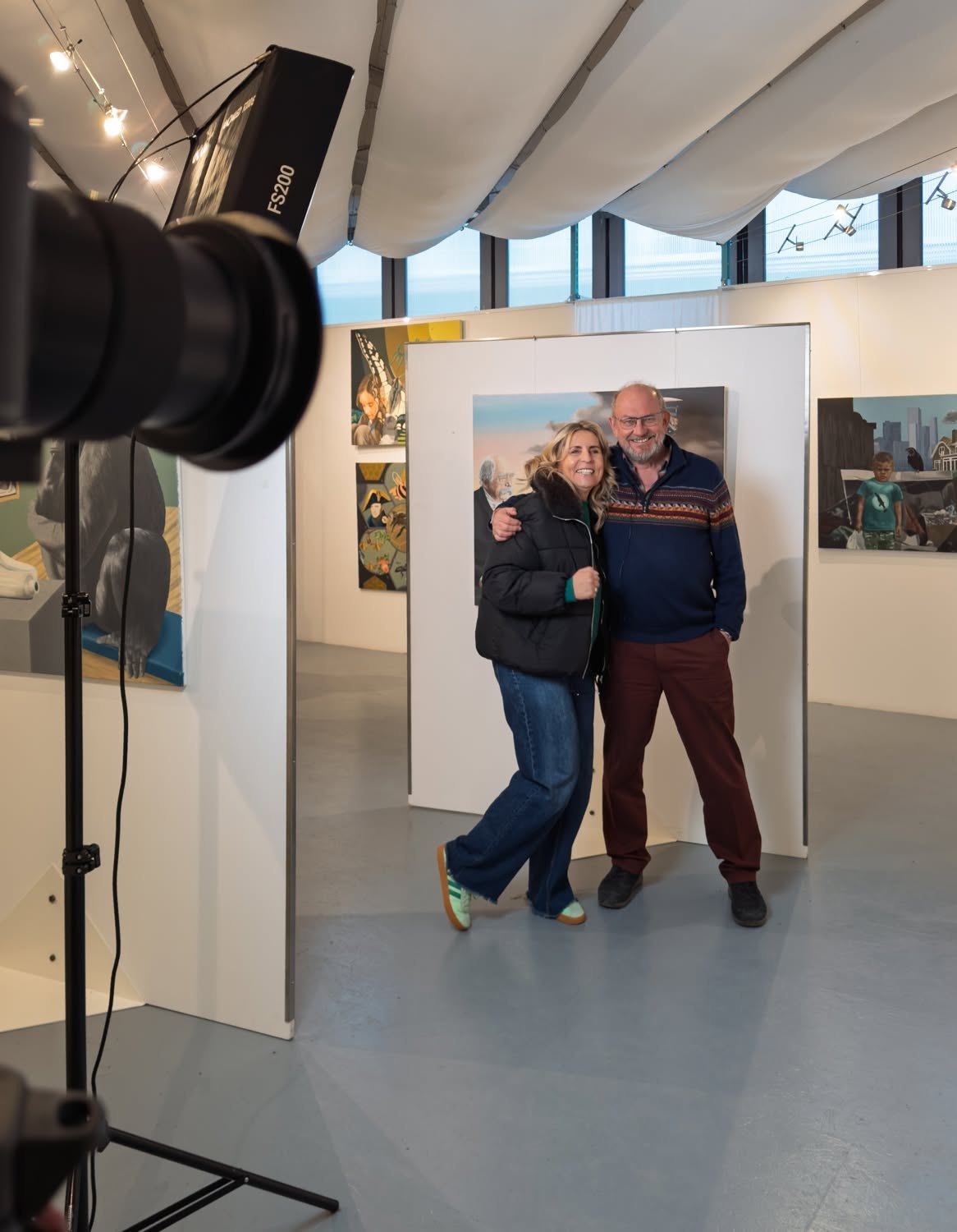 Zwei Besucher vor einer Stellwand mit Bildern der Ausstellung